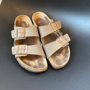 Birkenstock Arizona Sandals in Stone Birkibuc size 40 (W 9.5) Narrow